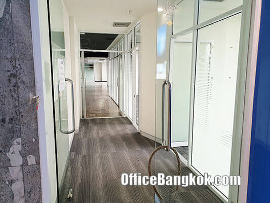 Rent Office with Partly Fitted Space 650 Sqm Close to Siam BTS Station