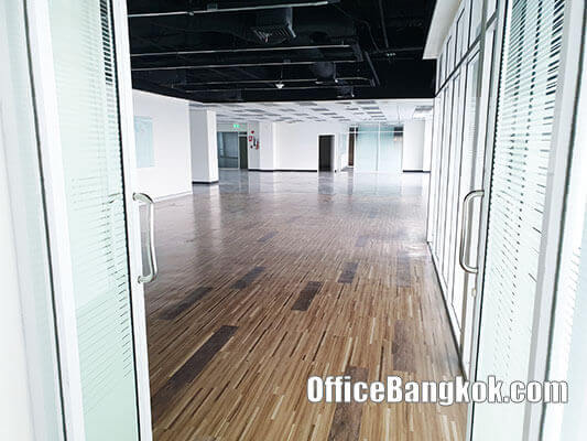 Rent Office with Partly Fitted Space 650 Sqm Close to Siam BTS Station