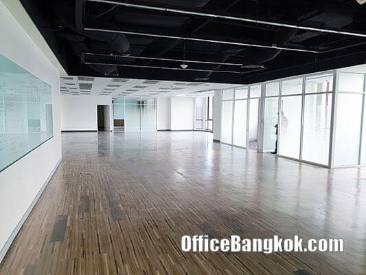 Rent Office with Partly Fitted Space 650 Sqm Close to Siam BTS Station