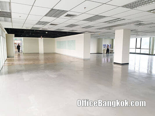 Rent Office with Partly Fitted Space 650 Sqm Close to Siam BTS Station