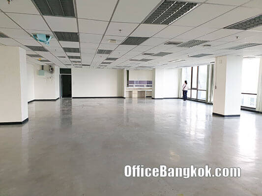 Rent Office with Partly Fitted Space 650 Sqm Close to Siam BTS Station