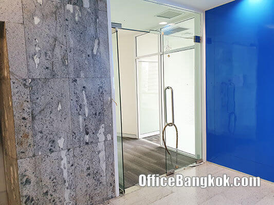 Rent Office with Partly Fitted Space 650 Sqm Close to Siam BTS Station