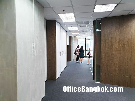 Rent Office With Partly Furnished Space 100 Sqm on Chidlom Close to Chidlom BTS Station