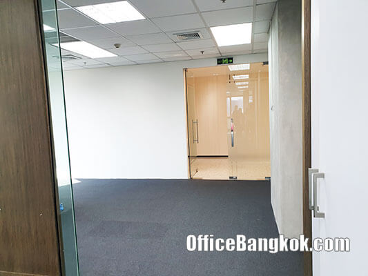 Rent Office With Partly Furnished Space 100 Sqm on Chidlom Close to Chidlom BTS Station