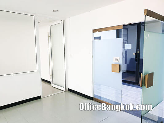 Office Space with Partly Furnished 120 Sqm Close to Chidlom BTS Station