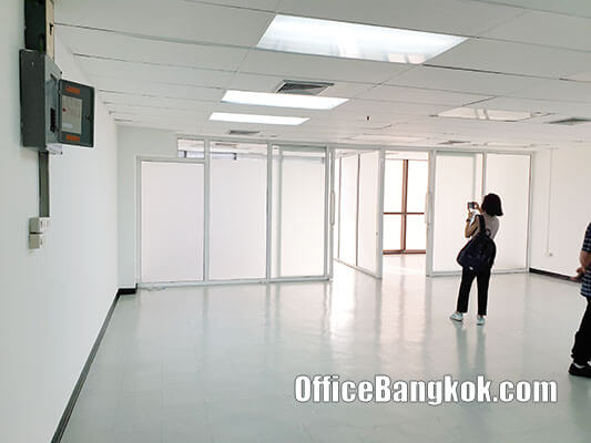 Office Space with Partly Furnished 120 Sqm Close to Chidlom BTS Station