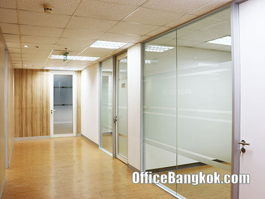 Rent Office With Partly Furnished 280 Sqm Close To Chidlom BTS Station