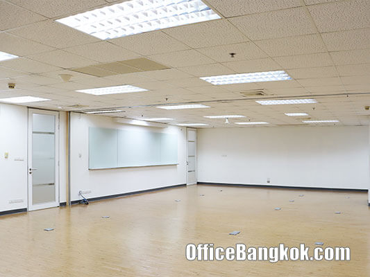 Rent Office With Partly Furnished 280 Sqm Close To Chidlom BTS Station