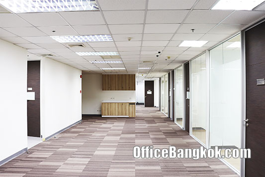 Rent Office Space With Partly Furnished 650 Sqm Close To BTS Chidlom Station