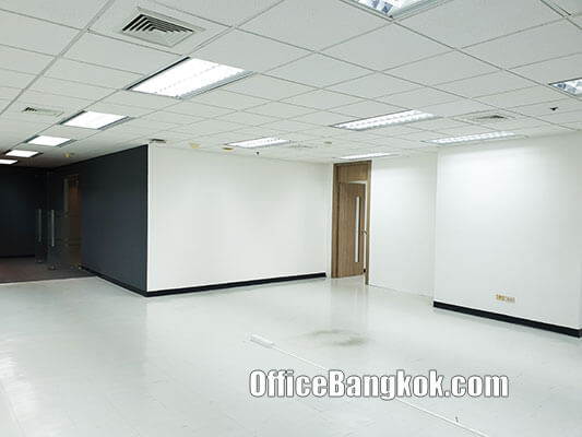 Rent Office with Partly Furnished Space 232 Sqm on New Petchburi Road