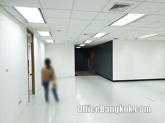 Rent Office with Partly Furnished Space 232 Sqm on New Petchburi Road