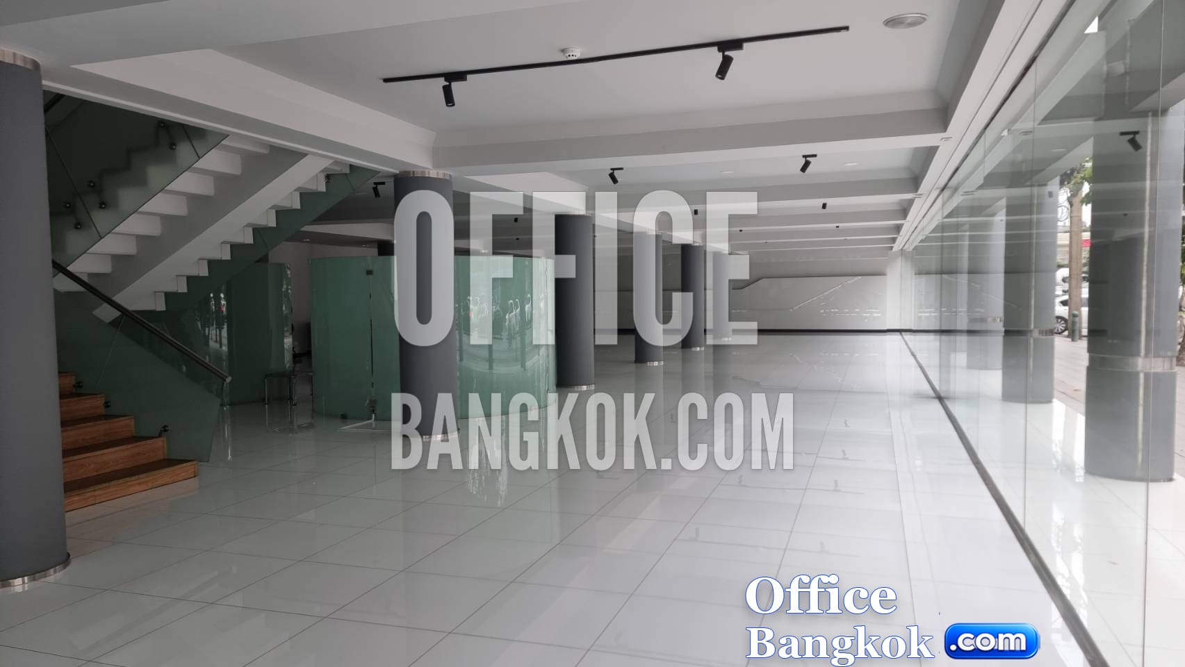 Showroom for Rent on New Petchburi Road | 345 Sq.m. | Only 550 Baht/Sq.m. | OfficeBangkok.com