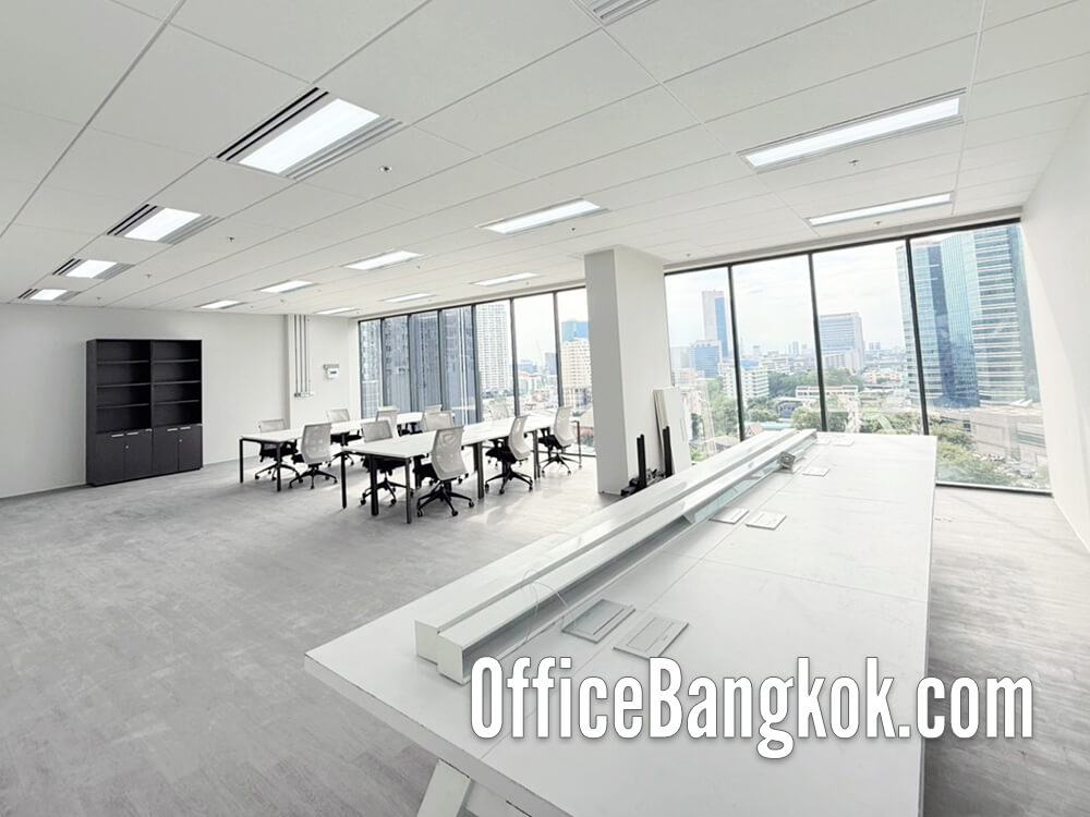 Fully furnished office space for rent, 94 sqm, prime location on Phahonyothin Road, directly next to BTS Phahon Yothin 24 Station. Modern building, ready-to-move-in. 90,000 THB/Month.
