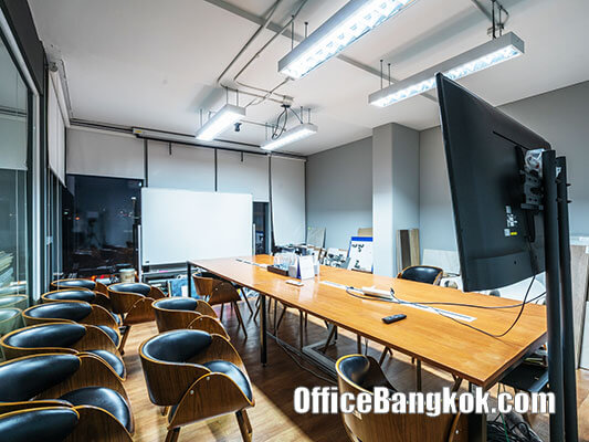 Rent Office Space With Partly Furnished 330 Sqm On Phahonyothin CLose to Sanam Pao BTS Station 