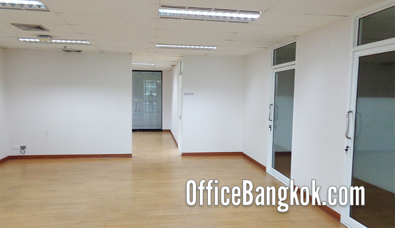 Ready-to-move-in office space for rent, 105 sqm, semi-fitted. Excellent location right next to BTS Phaya Thai station, offering easy commute. Ideal for SMEs. Only 48,000 THB/month. View now!