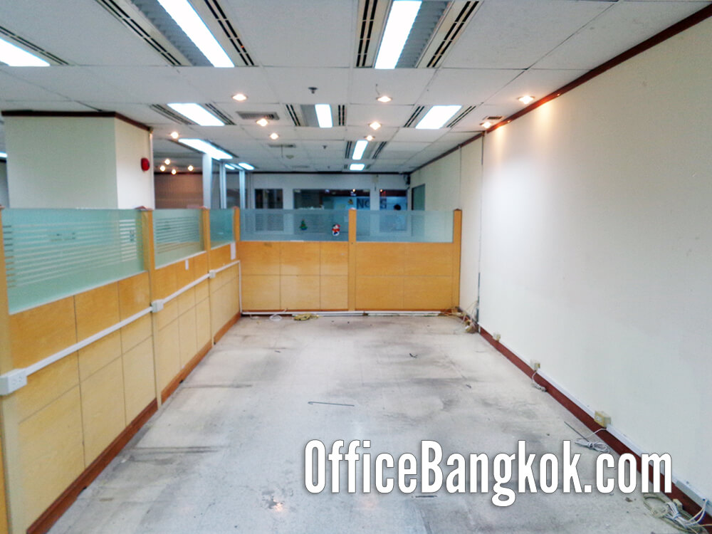 Rent 202 sqm partially fitted office space on Sri Ayutthaya Road, prime location near BTS Phaya Thai & Airport Rail Link. Only 91,000 THB/month. Ready-to-move-in, excellent connectivity for your business.