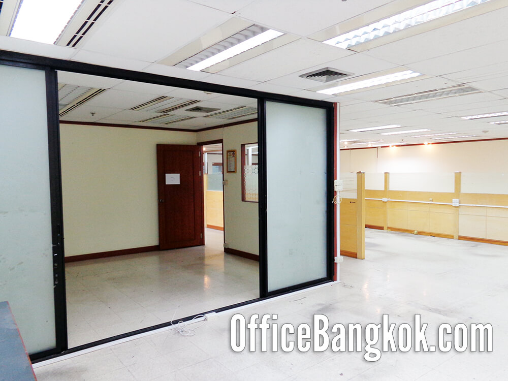 Rent 202 sqm partially fitted office space on Sri Ayutthaya Road, prime location near BTS Phaya Thai & Airport Rail Link. Only 91,000 THB/month. Ready-to-move-in, excellent connectivity for your business.