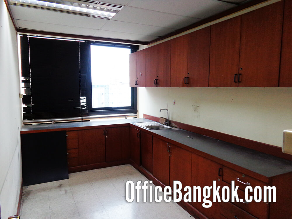 Rent 202 sqm partially fitted office space on Sri Ayutthaya Road, prime location near BTS Phaya Thai & Airport Rail Link. Only 91,000 THB/month. Ready-to-move-in, excellent connectivity for your business.