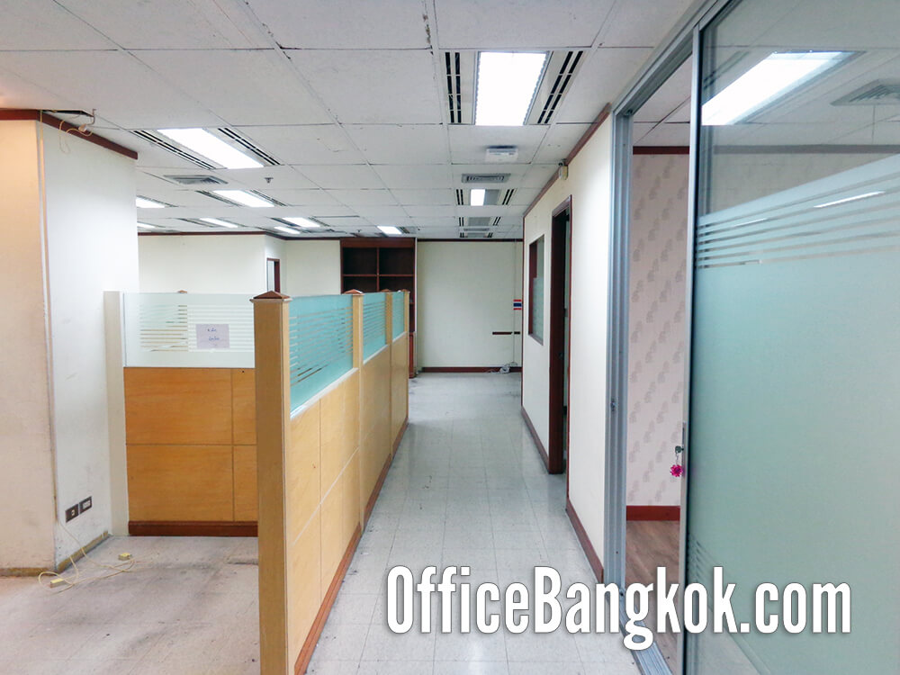 Rent 202 sqm partially fitted office space on Sri Ayutthaya Road, prime location near BTS Phaya Thai & Airport Rail Link. Only 91,000 THB/month. Ready-to-move-in, excellent connectivity for your business.