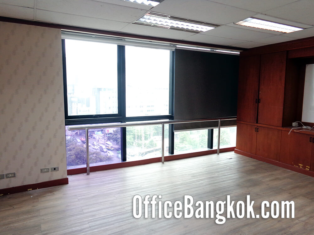 Rent 202 sqm partially fitted office space on Sri Ayutthaya Road, prime location near BTS Phaya Thai & Airport Rail Link. Only 91,000 THB/month. Ready-to-move-in, excellent connectivity for your business.
