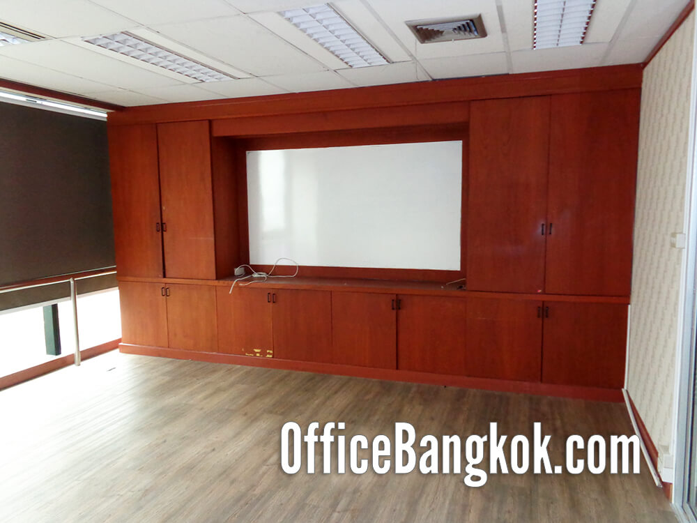 Rent 202 sqm partially fitted office space on Sri Ayutthaya Road, prime location near BTS Phaya Thai & Airport Rail Link. Only 91,000 THB/month. Ready-to-move-in, excellent connectivity for your business.