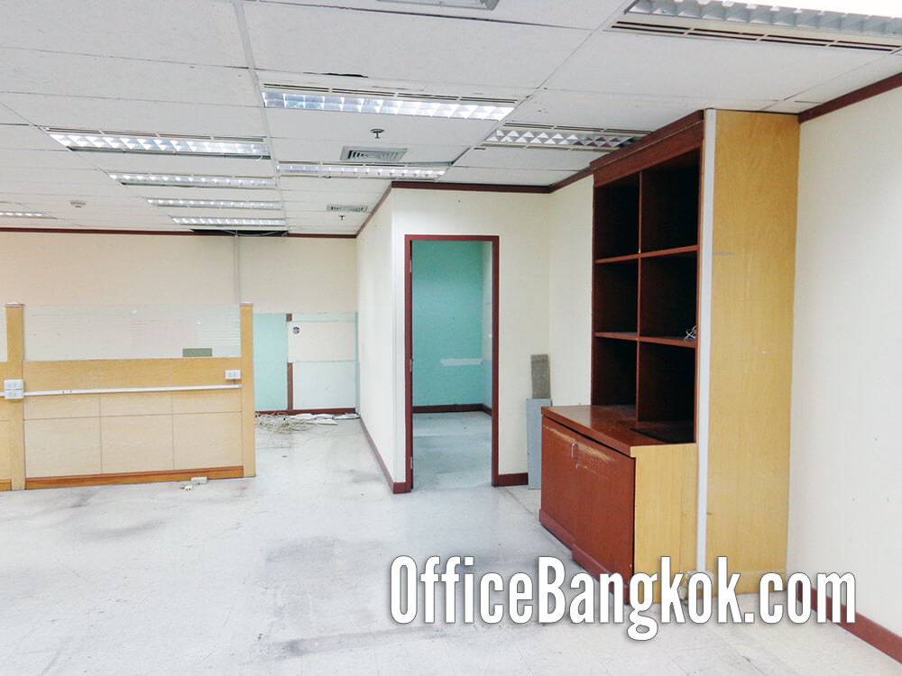 Rent 202 sqm partially fitted office space on Sri Ayutthaya Road, prime location near BTS Phaya Thai & Airport Rail Link. Only 91,000 THB/month. Ready-to-move-in, excellent connectivity for your business.