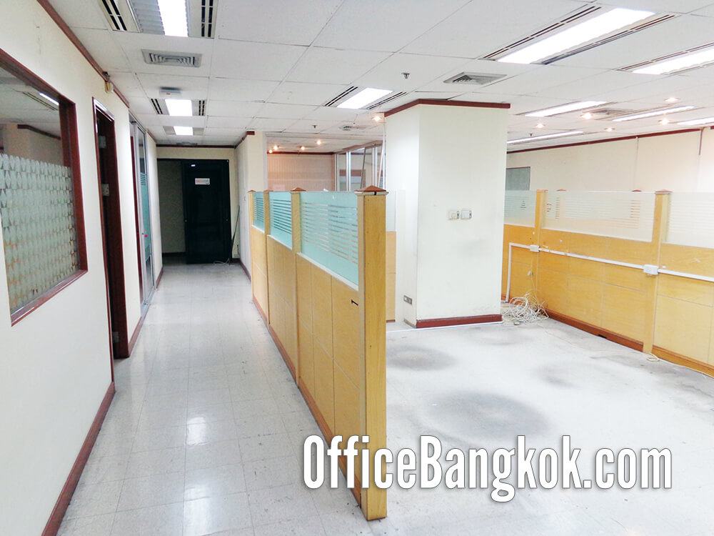 Rent 202 sqm partially fitted office space on Sri Ayutthaya Road, prime location near BTS Phaya Thai & Airport Rail Link. Only 91,000 THB/month. Ready-to-move-in, excellent connectivity for your business.