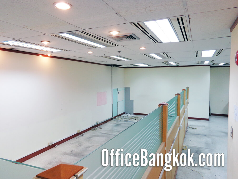 Rent 202 sqm partially fitted office space on Sri Ayutthaya Road, prime location near BTS Phaya Thai & Airport Rail Link. Only 91,000 THB/month. Ready-to-move-in, excellent connectivity for your business.