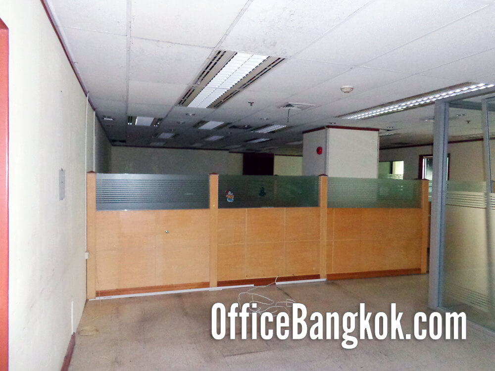 Rent 202 sqm partially fitted office space on Sri Ayutthaya Road, prime location near BTS Phaya Thai & Airport Rail Link. Only 91,000 THB/month. Ready-to-move-in, excellent connectivity for your business.