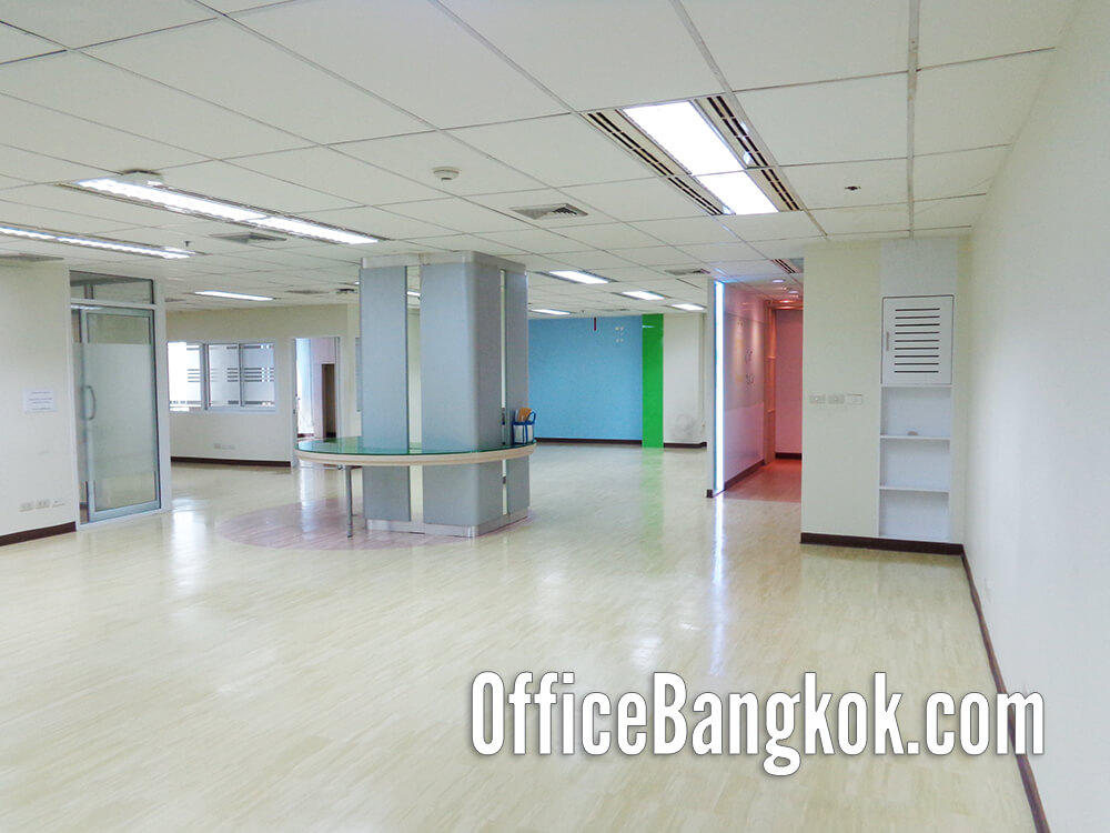 Partly furnished 202 sqm office space near BTS Phaya Thai featuring open-plan work areas, ceiling lighting, air-conditioning, and ready-to-use utilities. Partly furnished 202 sqm office space near BTS Phaya Thai featuring open-plan work areas, ceiling lighting, air-conditioning, and ready-to-use utilities.