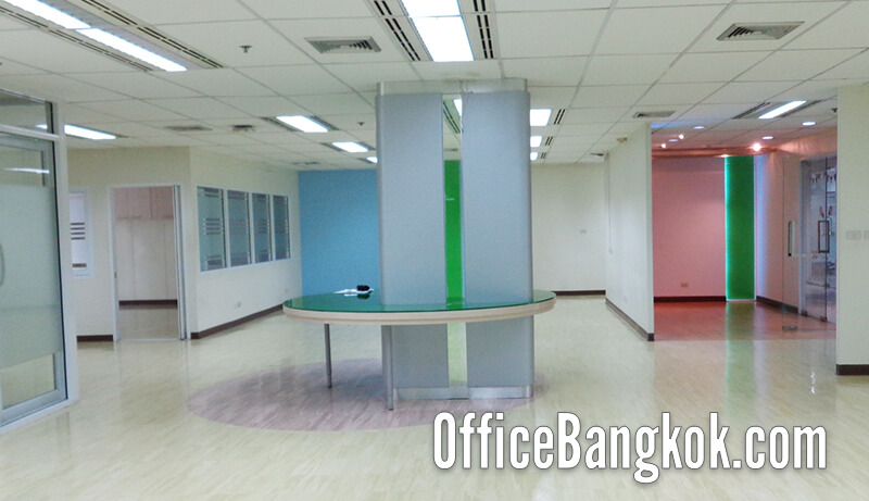 Partly furnished 202 sqm office space near BTS Phaya Thai featuring open-plan work areas, ceiling lighting, air-conditioning, and ready-to-use utilities.