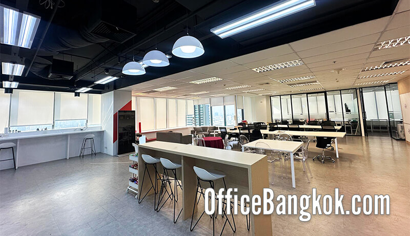 ออฟฟิศตกแต่งพร้อมเฟอร์นิเจอร์ให้เช่า ใกล้ MRT พระราม 9 พื้นที่ 340 ตรม สภาพใหม่พร้อมเข้าอยู่ ราคา 328,000 บาท/เดือน เหมาะกับบริษัทต้องการทำเลใจกลางเมือง