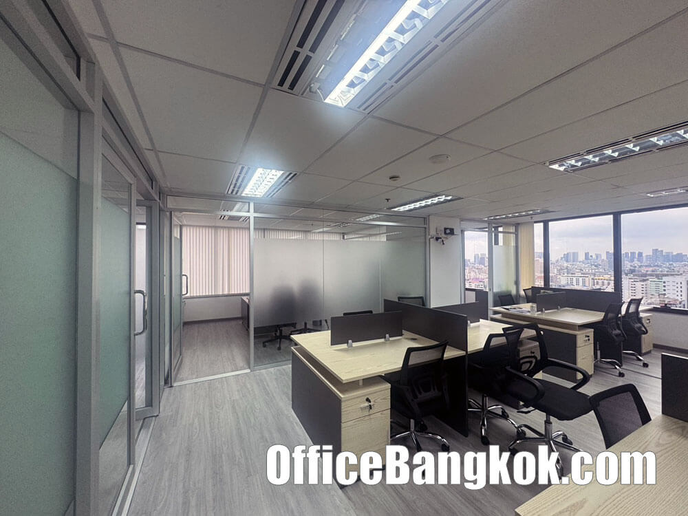 Partly furnished office for rent, 130 sq.m., Ratchadapisek Road, near MRT Huai Khwang Station, rental price 100,000 THB/month | OfficeBangkok