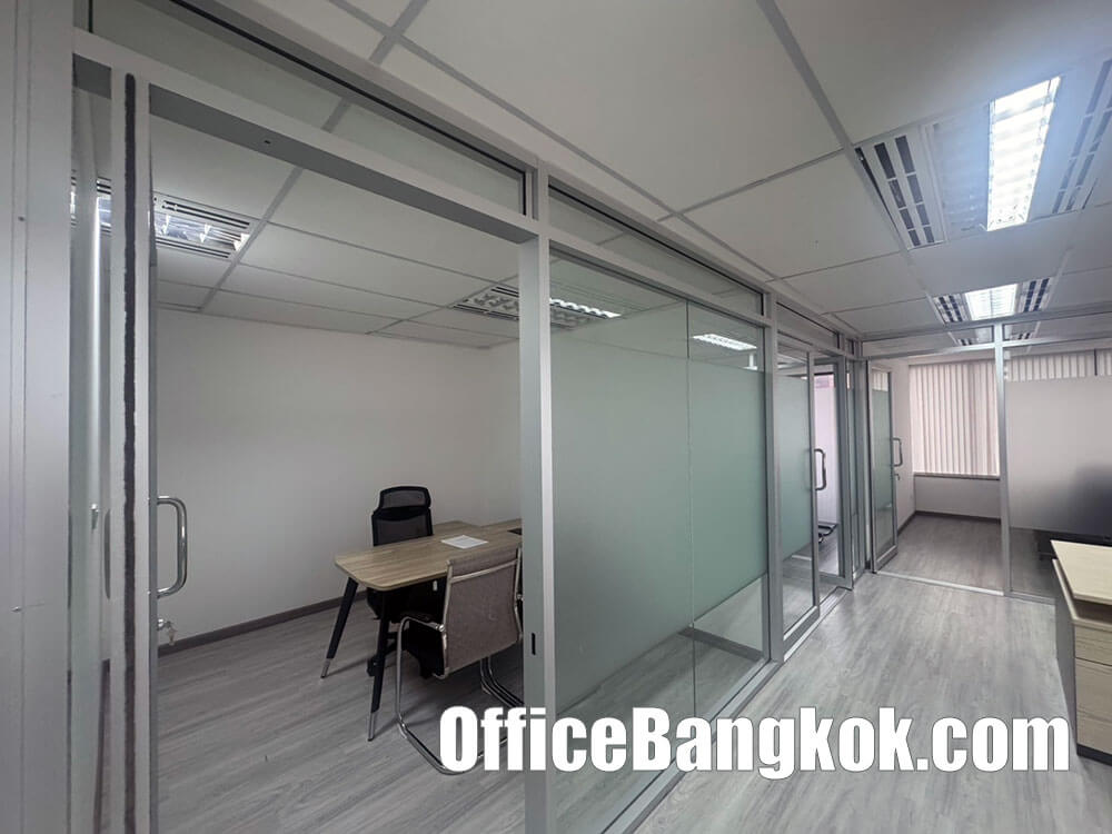 Partly furnished office for rent, 130 sq.m., Ratchadapisek Road, near MRT Huai Khwang Station, rental price 100,000 THB/month | OfficeBangkok