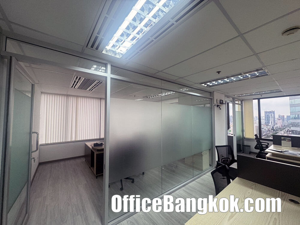 Partly furnished office for rent, 130 sq.m., Ratchadapisek Road, near MRT Huai Khwang Station, rental price 100,000 THB/month | OfficeBangkok
