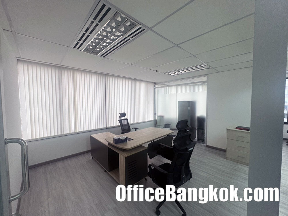 Partly furnished office for rent, 130 sq.m., Ratchadapisek Road, near MRT Huai Khwang Station, rental price 100,000 THB/month | OfficeBangkok