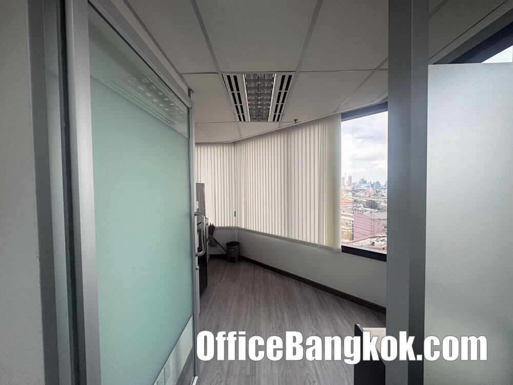 Partly furnished office for rent, 130 sq.m., Ratchadapisek Road, near MRT Huai Khwang Station, rental price 100,000 THB/month | OfficeBangkok