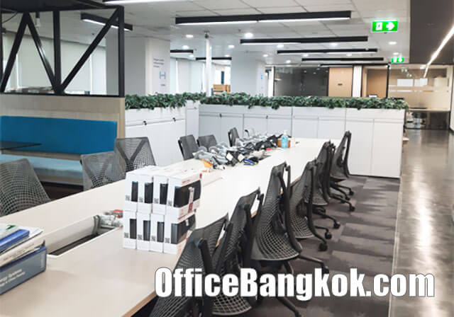 Prime 380 Sqm Partially Fitted Office Space for Lease Near MRT Ratchadapisek, Bangkok