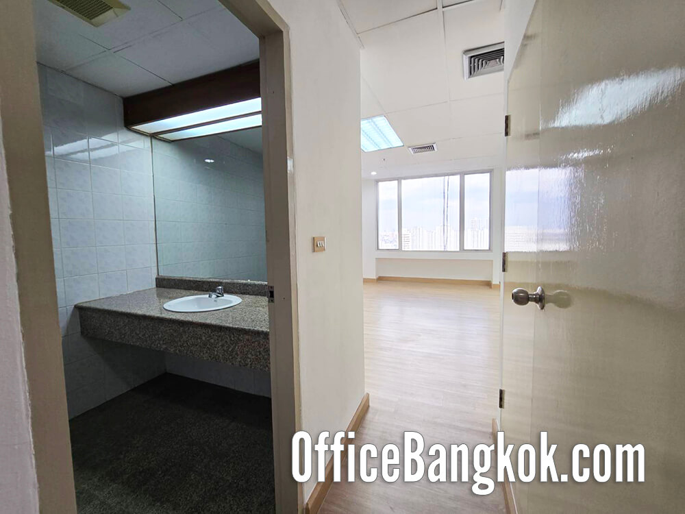 ให้เช่าออฟฟิศขนาดเล็ก 60 ตรม ราคา 30,000 บาท/เดือน ทำเลดี ใกล้ MRT ห้วยขวาง เดินทางง่าย เหมาะสำหรับธุรกิจขนาดเล็ก สตาร์ทอัป หรือทีมเริ่มต้น