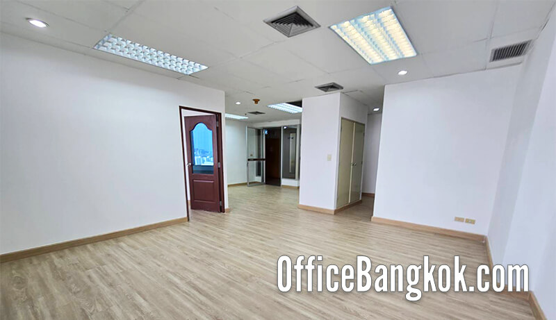 Small 60 sqm office for rent at 30,000 THB/month near MRT Huai Khwang. Great location, easy commute, ideal for startups, small teams, and growing businesses.