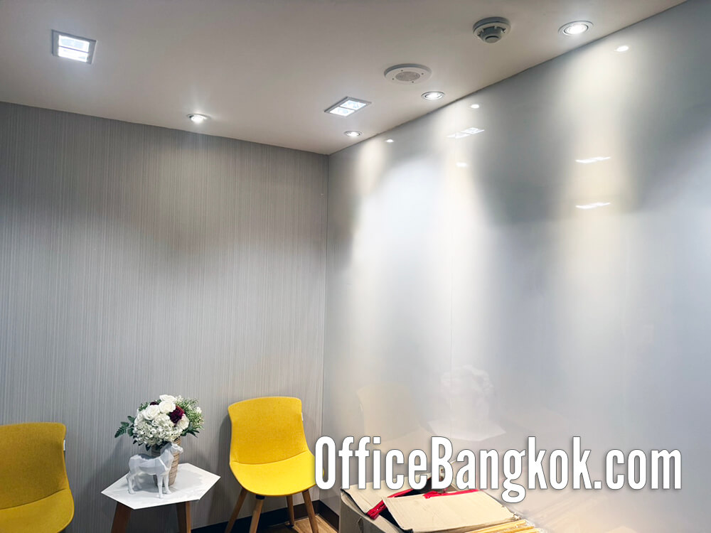 Fully furnished office for rent on Ratchada Road, near MRT Huai Khwang. 140 sqm with modern design and ready-to-use workspace. Rent 112,000 THB/mo Fully furnished office for rent on Ratchada Road, near MRT Huai Khwang. 140 sqm with modern design and ready-to-use workspace. Rent 112,000 THB/mo