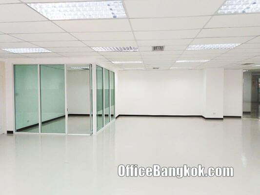 Rent Office With Partly Furnished On Ratchada Space 140 Sqm Close to Sutthisan MRT Station