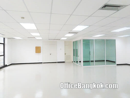 Rent Office With Partly Furnished On Ratchada Space 140 Sqm Close to Sutthisan MRT Station