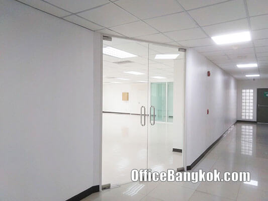 Rent Office With Partly Furnished On Ratchada Space 140 Sqm Close to Sutthisan MRT Station