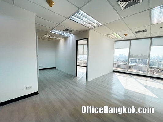 Rent Small Office With Partly Furnished on Ratchadapisek Road Space 63 Sqm Close to Huai Khwang MRT Station