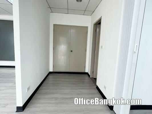 Rent Small Office With Partly Furnished on Ratchadapisek Road Space 63 Sqm Close to Huai Khwang MRT Station