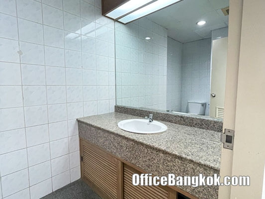 Rent Small Office With Partly Furnished on Ratchadapisek Road Space 63 Sqm Close to Huai Khwang MRT Station