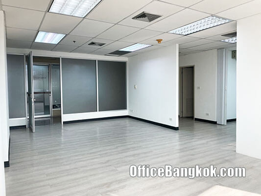 Rent Small Office With Partly Furnished on Ratchadapisek Road Space 63 Sqm Close to Huai Khwang MRT Station