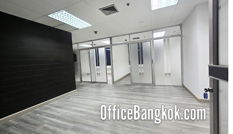 Affordable small office for rent on Ratchada Road, near BTS Huai Khwang Station, 62 square meters with private workspace and meeting area.