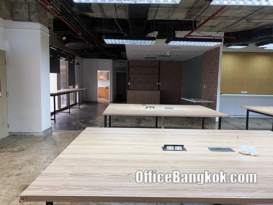 Rent Office with Partly Fitted Size 320 Sqm on Sathorn Road Close to Chong Nonsi BTS Station